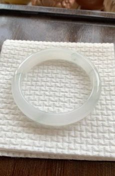 Golden Silk Jade Round Bangle