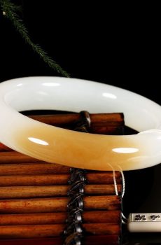 Gold Silk Jade Bangle with White & Honey-Yellow